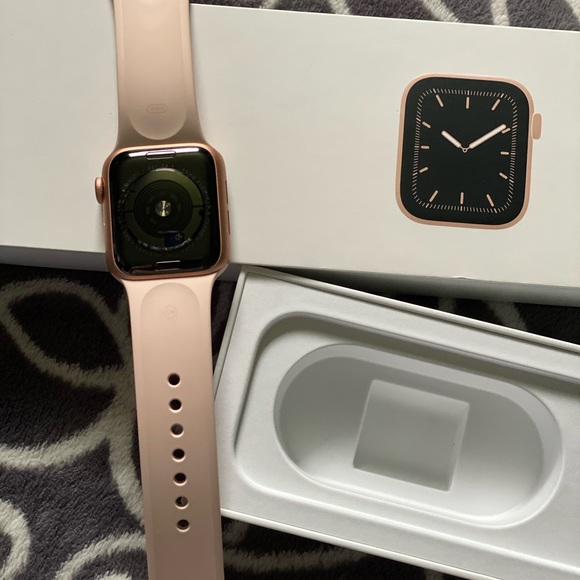 Apple Watch Series 5 Gold Aluminum Case 40MM main image 6